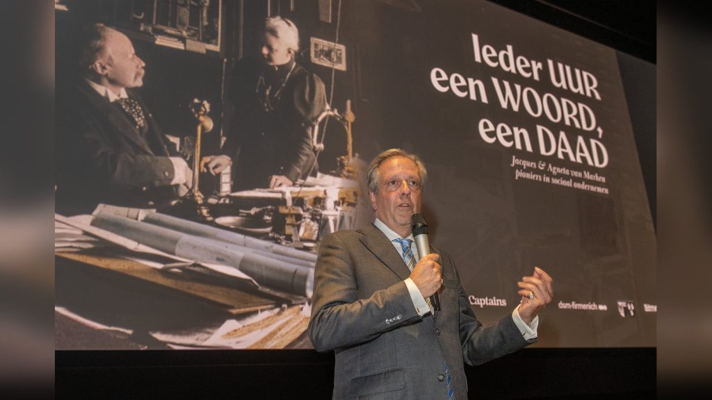 Burgemeester Alexander Pechtold spreekt bij de première van Ieder uur een woord, een daad in Lumen. Foto: Roel van Dorsten.