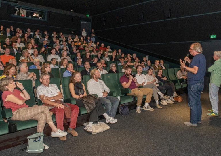 Publiek bij de première van Ieder uur een woord, een daad in Filmhuis Lumen in Delft