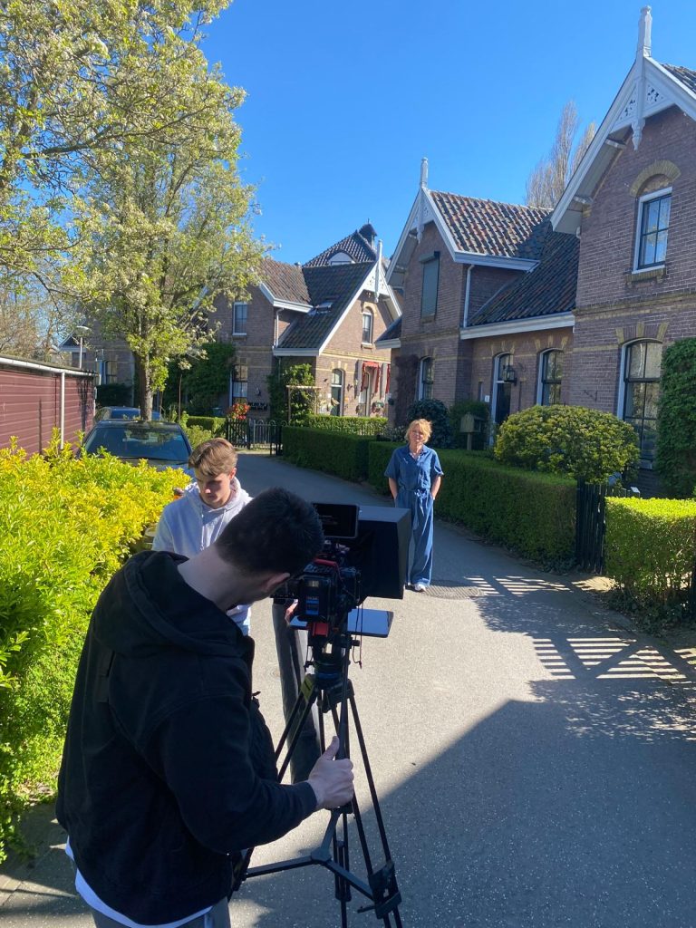 Camera operator and actress during an outdoor shoot for Ieder uur een woord, een daad.