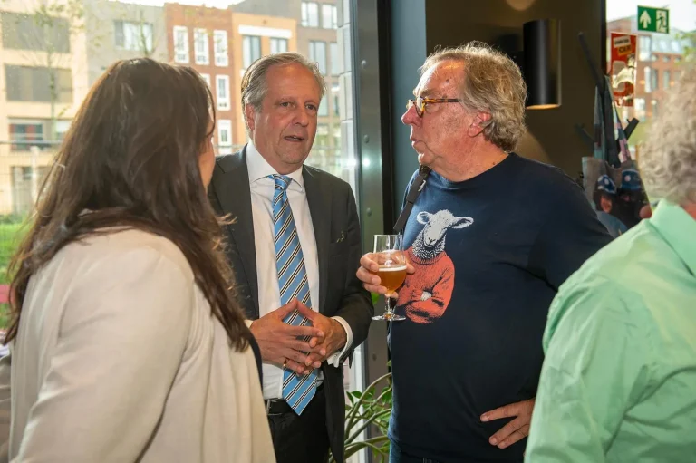 Gasten in gesprek tijdens de première