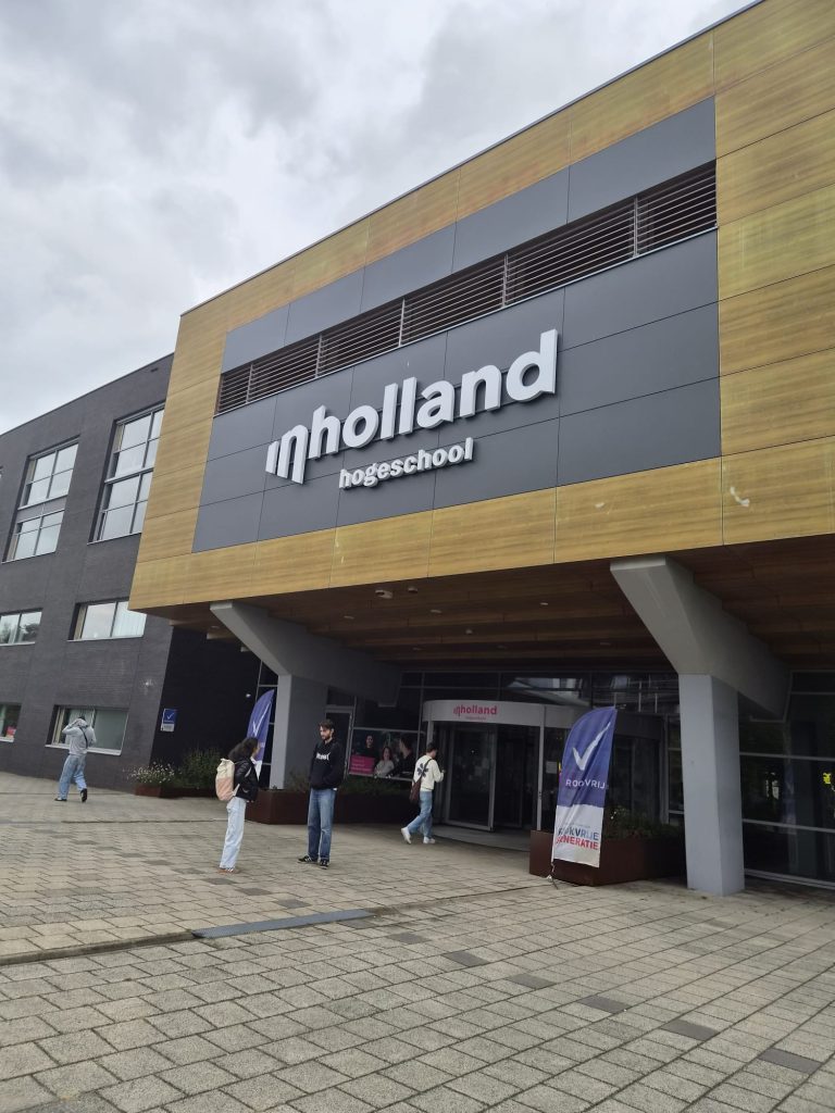 Entree van Hogeschool Inholland tijdens de week met gastcolleges.