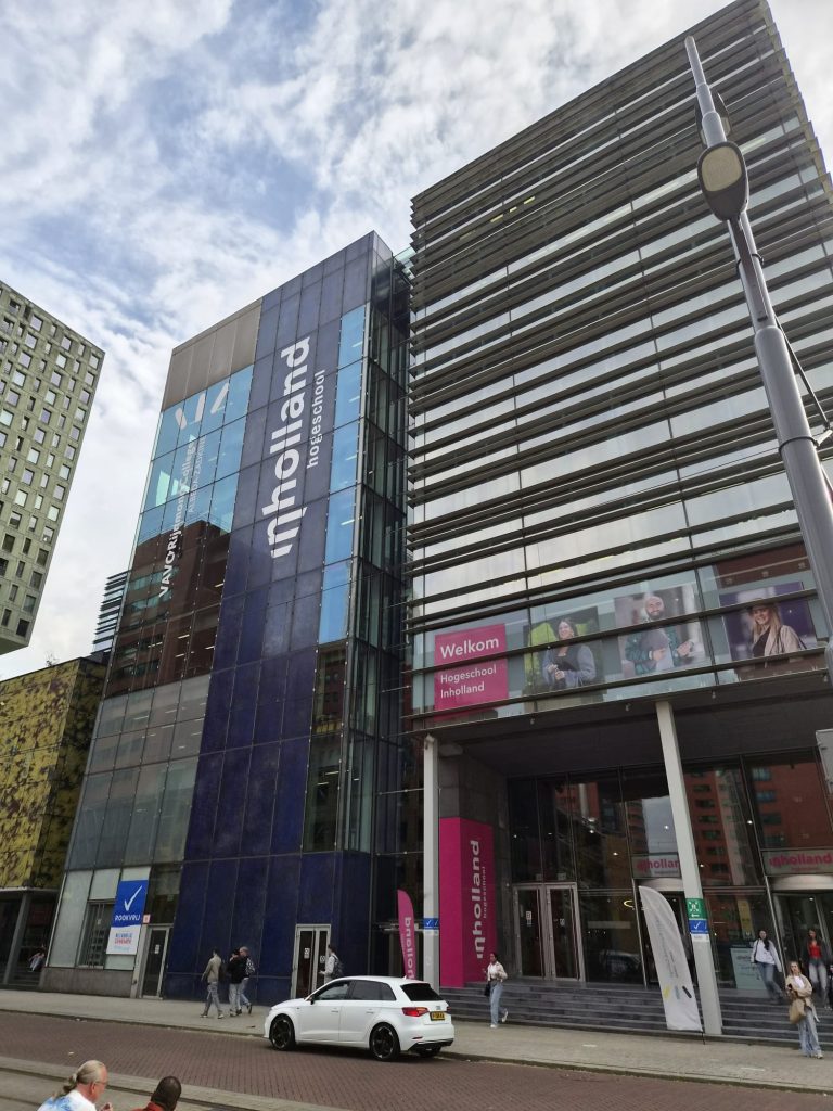 Buitenzijde van een Inholland gebouw tijdens de collegereeks voor Creative Business.