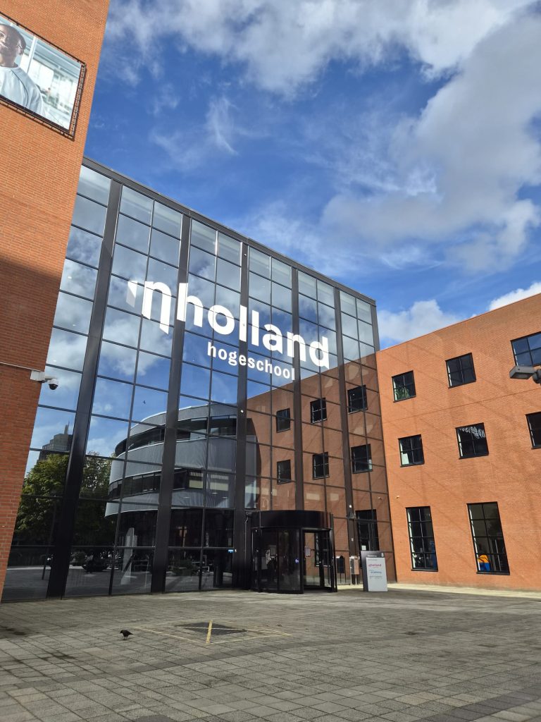 Glazen entree met het logo van Hogeschool Inholland.