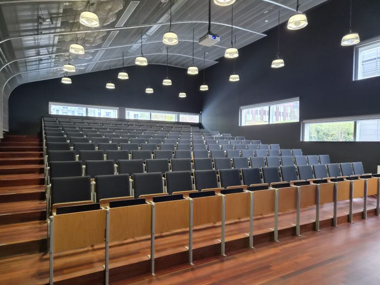 Tribune met zitplaatsen in een aula van Hogeschool Inholland.