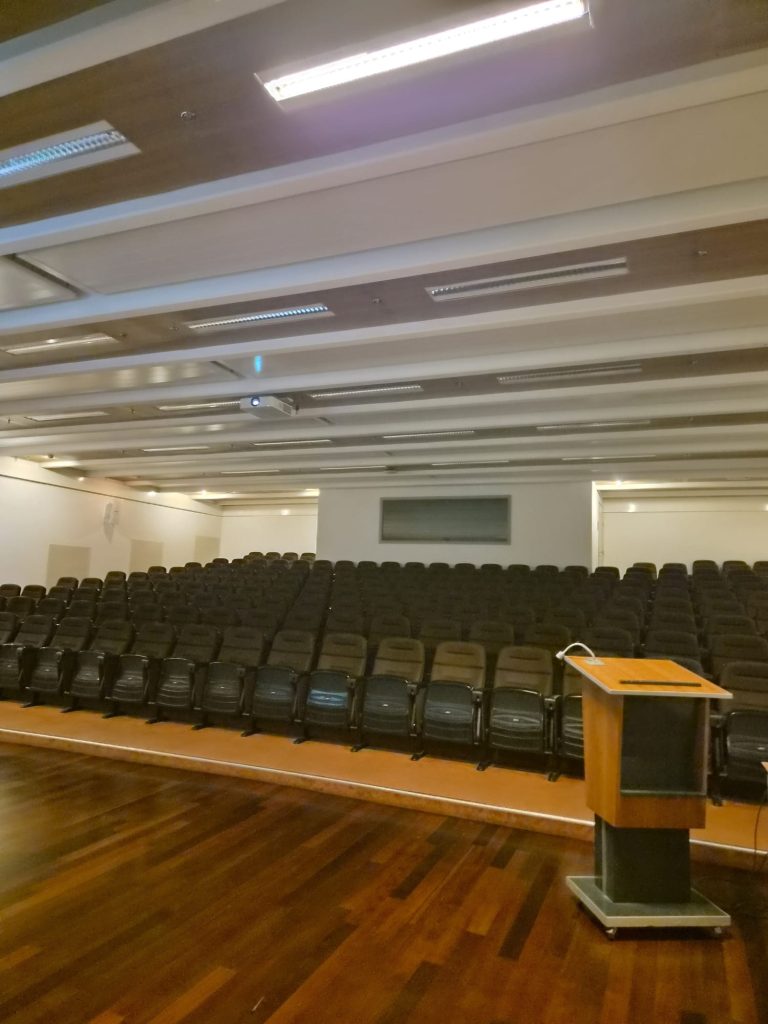 Collegezaal bij Inholland, gezien vanaf het spreekgestoelte.