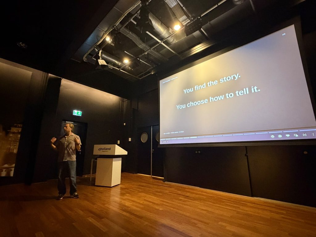 Remy Steijger geeft een gastcollege bij Inholland over het vertellen van filmverhalen.